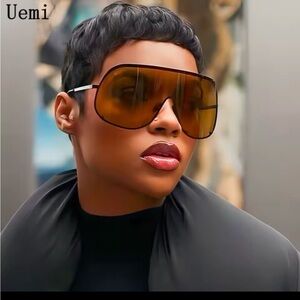 Chic Black Metal Frame Sunglasses